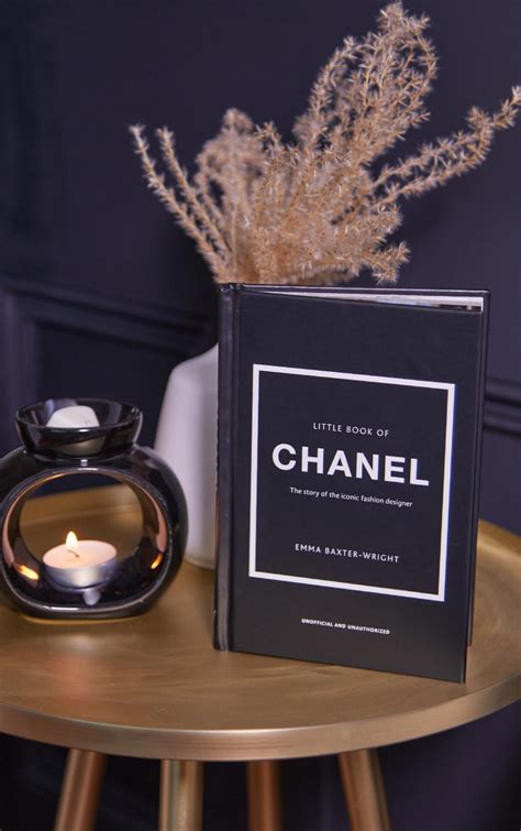 le petit livre beige de chanel